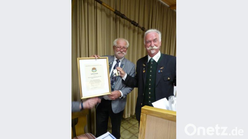 OSB-Präsident Franz Brunner (rechts) gratuliert Schützenmeister Reinhold Brandl mit Ehrenurkunde und Fahnenplakette zum Jubiläum. Bild: rlö