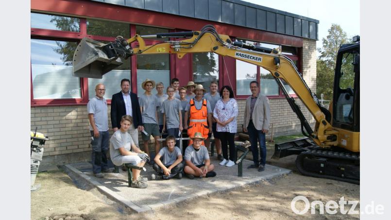 Die beteiligten Schüler der Knabenrealschule Waldsassen zusammen mit Jürgen Altnöder (links) und Wolfgang Plötz (Vierter von rechts) von der Kassecker Gruppe, den Schulleitern Stephan Drexler (rechts) und Reiner Summer (Dritter von links) sowie Katja Laber (Zweite von rechts) vom bfz Weiden als Vertreter der Bayerischen Bauwirtschaft. Bild: exb