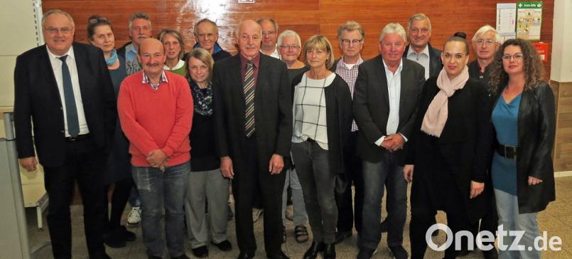 Auf eine tüchtige Vorstandschaft könne die Tafel-Weiden-Neustadt bauen, lobten die Ehrengäste. Josef Gebhardt (Achter von links) bleibt noch zwei Jahre Vorsitzender. Ein Nachfolger wird bereits gesucht. Bild: Dobmeier
