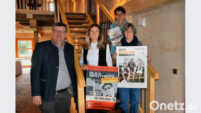 Bürgermeister Peter Braun, Tanja Bauer sowie Beate Braun und Martina de Wille (von links) vom Heimat- und Kulturverein verweisen auf kulturelle Veranstaltungen im Schlossstadel in Schmidmühlen. Bild: bö