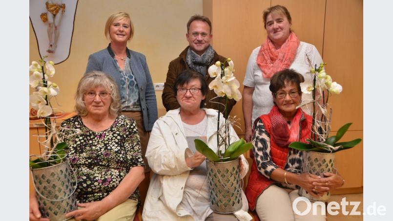 Wegen ihrer schweren Erkrankung gab die bisherige Vorsitzende Heidi Janker (vorne, Mitte) ihr Amt ab. Ute Reil (vorne, rechts) war 34 Jahre Schatzmeisterin und Christine Liebl (vorne, links) 30 Jahre lang im Vorstand. Bezirksleiterin Martha Bauer, Dekan Alexander Hösl und die bisherige stellvertretende Vorsitzende Erika Kiesl (hintere Reihe, von links nach rechts) dankten dem Trio für die geleistete Arbeit und den Einsatz rund um den Frauenbund. Bild: dob