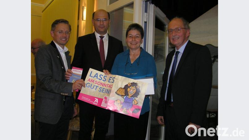 Die Neusorger KAB-Vorsitzende Gabriele Söllner (Zweite von rechts) über reicht an Staatsminister Albert Füracker (Zweiter von links) einen Sonntagskuchen. Mit im Bild sind Landtagsabgeordneter Tobias Reiß (links) und Neusorgs zweiter Bürgermeister Günther Fütterer (rechts). Bild: öt
