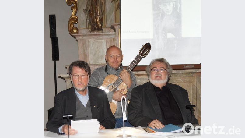 Ein unschlagbares Trio: Die Rezitatoren Karl Stumpfi (Mitte) und Wolfgang Huber (rechts) sowie ihr congenialer musikalischer Begleiter Jürgen Zach mit Gitarre und Gesang, bei der musikalischen Lesung in der Spitalkirche. Bild: weu