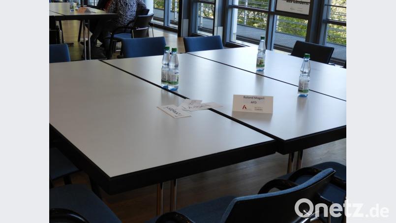 Ein Platz bleibt leer: der von Roland Magerl (AfD). Derweil wird an sechs Tischen heiß diskutiert. Bild: Winkler