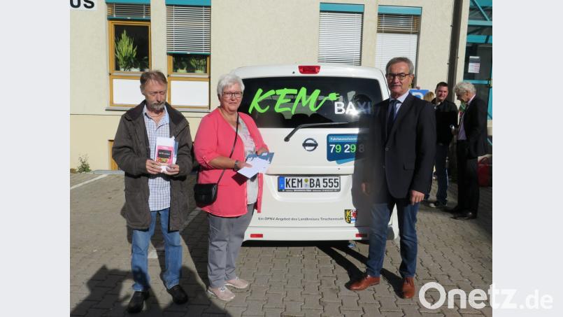 Bürgermeister Werner Nickl (rechts) gratuliert den Gewinnern Erhard Irlbacher sowie Angelika Besold (von links) und überreicht ihnen Einkaufsgutscheine. Bild: jzk