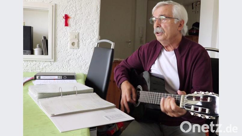 Erich Wein in seinem Element: Beim Singen fühlt sich der Rentner mindestens genauso wohl, wie auf der Theaterbühne. Bild: sba