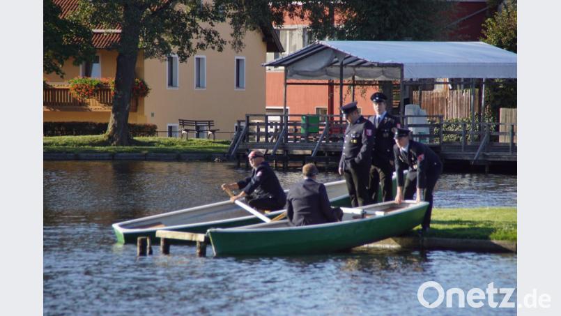 Mit verbundenen Augen mussten Johann Dietl und Stephan Reiminger die Insel am Hahenweiher anrudern. Bild: mmj