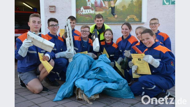 Die Jugendlichen sammelten viel Müll entlang der Straßenränder. Bild: ga