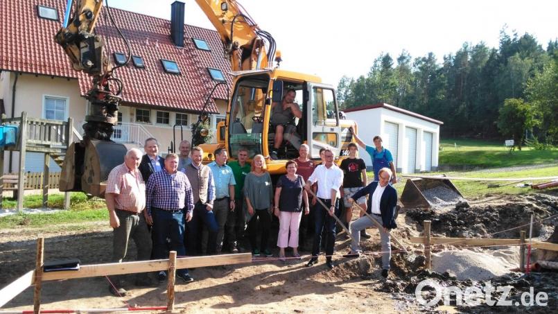 Beim Ortstermin der CSU zum Gemeinschaftshausbau in Burgstall müssen Fraktions-Chef Hans-Jürgen Schönberger und Bürgermeister Hermann Falk (vorne von rechts) beweisen, dass sie mit Schaufeln umgehen können. Bild: u