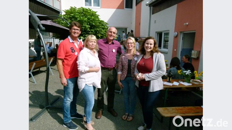 Fitz Betzl, Leiter des Arbeitskreises Asyl mit Alexandra Adam, Wolfgang Klink,, Lisa Fischer und Simone Seebauer (v. li.) Bild: rn