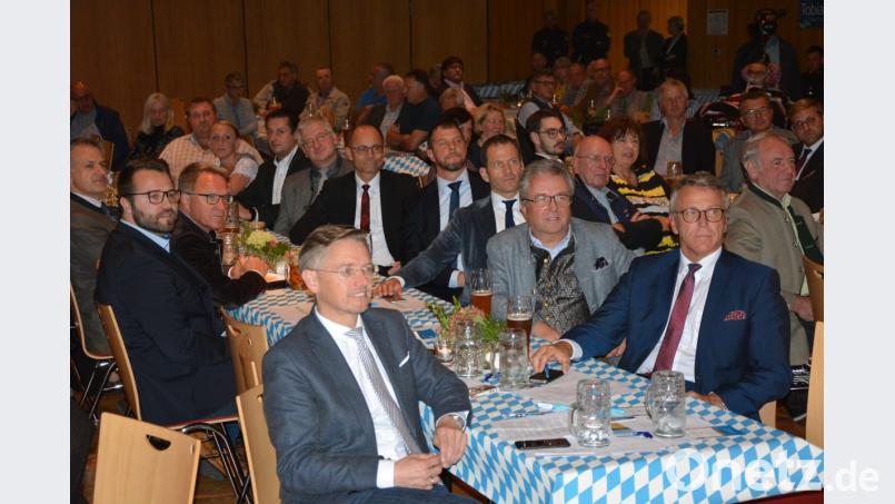 „Die Oberpfalz hat sich zu einer Aufsteigerregion entwickelt", sagt Landtagsabgeordneter Tobias Reiß (vorne links). Bild: jr