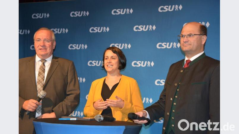 Moderatorin Tanja Renner mit Bayerns Finanz- und Heimatminister Albert Füracker (rechts) und dem Oberpfälzer Bezirkstagspräsidenten Franz Löffler. Bild: jr