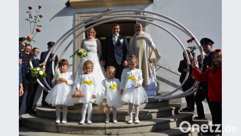 Geheiratet haben am Samstag Kerstin Malzer und Stefan Schedl. Die Trauung nahm Pfarrer Anton Witt vor. Auf die frisch Vermählten wartete ein großes Ehrenspalier. Bild: jr