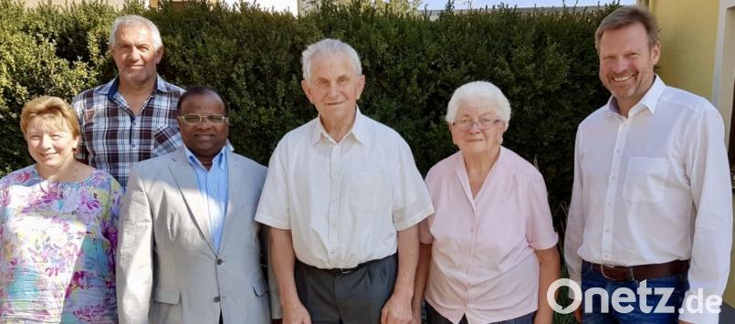 Zum 85. Geburtstag von Josef Lippert (Dritter von rechts) gratulierten Maria Zizler und Josef Bauer vom Obst- und Gartenbauverein (von rechts), Pfarrer Moses Gudapati, Gattin Therese sowie Bürgermeister Alwin Märkl. Bild: gef