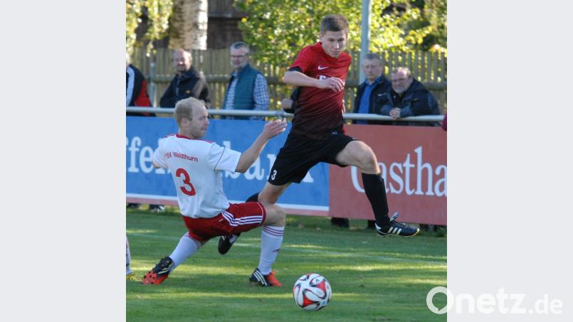 Der Pleysteiner Manuel Janker (rechts) legt den Ball an FSV-Spieler Florian Bäumler vorbei und zieht Richtung Tor: Der FSV Waldthurn und TSV Pleystein trennten sich im Fahrenberg-Derby 1:1. Bild: gb