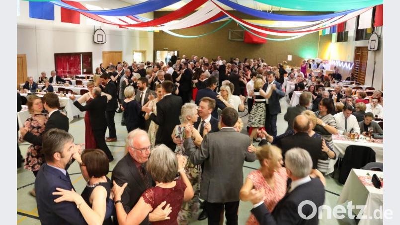 Beim Herbstball in der TSV-Halle war die Tanzfläche stets gut gefüllt. Die Musiker der „Andorras“ schafften es mit ihrem breiten Repertoire schnell, die Gäste auf das Parkett zu bewegen. Bild: Gerhard Götz