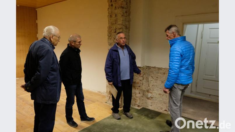 Zurzeit herrscht Baustopp. Aber die Renovierung des Herz-Jesu-Hauses soll baldmöglichst fortgesetzt werden. Ehrenvorsitzender Helmut Weig (Zweiter von rechts) vom Männerverein gibt vor Ort einen Sachstandsbericht. Bild: le