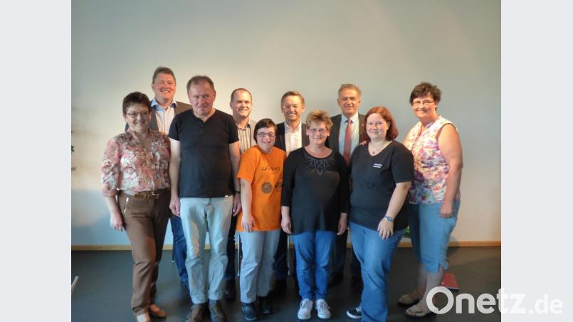 „Fragen an die Politik“ lautet das Thema beim Netzwerks Inklusion. In der vorderen Reihe Mitglieder der AG mit (von rechts) Alexandra Keller, Moderatorin Christina Ponader, Heike Sellner, Monika Übelacker, Rudi Feichtinger und SPD-Bezirkstagskandidatin Brigitte Scharf. Im Hintergrund (von links) Bernhard Schmidt, Holger Götz (beide Freie Wähler), MdL Tobias Reiß und Lebenshilfe-Vorsitzender Roland Grillmeier. Bild: jr