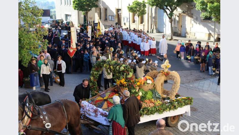 Am Unteren Markt spielte die Jugendblaskapelle ein kurzes Standkonzert, bevor sich der Kirchenzug auf den Weg zum Johannesdom machte. Bild: bph