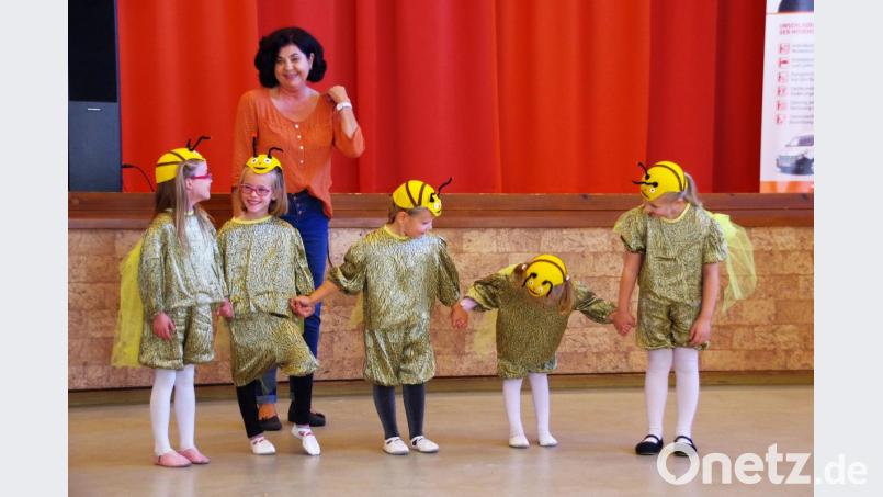 Zum Abschluss der 25. Seniorenaktionswoche der Stadt Sulzbach-Rosenberg tanzten die Jüngsten der Ballettschule Rommi schötz den Biene-Maja-Tanz. Bild: müb