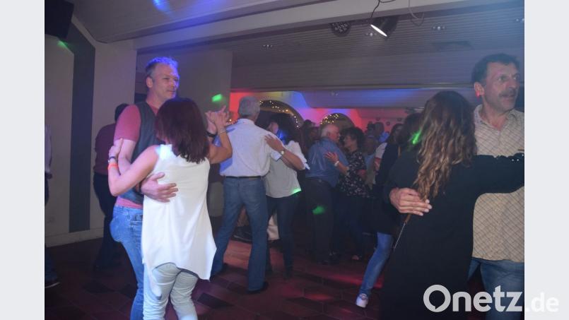 Im ehemaligen Restaurant der Stadthalle ist die &quot;Disko-Area&quot; untergebracht. Zu den Liedern aus den 70er- und 80er-Jahren wird fleißig getanzt. Bild: fla
