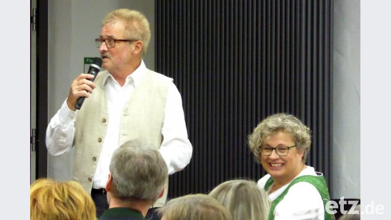 Moderator Gerhard Köppl mit Vorsitzender Brigitta Schultz Bild: fsb