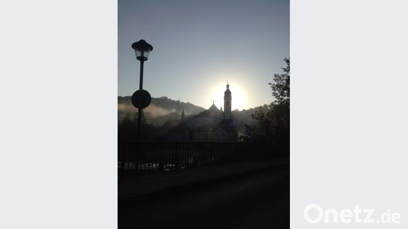 Schwandorf bei Kälte, in Nebel und Licht: „Eine Sonnenbrille im Handschuhfach und Streusalz im Kofferraum machen Sinn“, rät Eiban Autofahrern, die Raureif-Zeit schon jetzt vorzubereiten.
 	Bild: Maria von Stern Bild: Maria von Stern