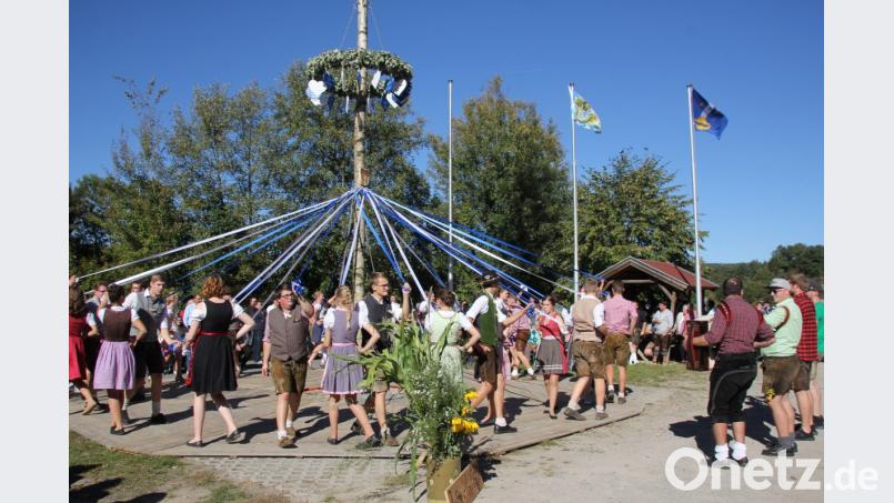 Gut eingeübt und vorgeführt: der Bändertanz der 18 Kirwapaare. Bild: frd