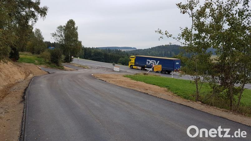 Beim Straßenbau Ostmarkstraße (B 22) nach Döllnitz laufen bereits die Aufräumarbeiten. Lediglich an den Banketten und den Markierungen wird noch gearbeitet. Alleine die Entsorgung des Erdaushubs kostete 365.000 Euro. Für Mitte Oktober ist die Öffnung der Straße vorgesehen. Das Bild zeigt die Einmündung der neuen Straße in die Ostmarkstraße. Bild: gi