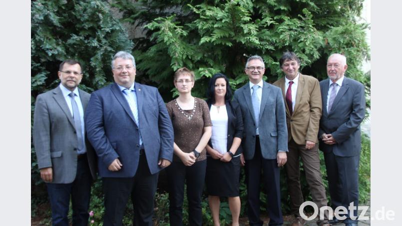 Caritas-Kreisgeschäftsführer Günther Koller (links) und Kreisverbandsvorsitzender Wolfgang Schmalzbauer (rechts) mit den Hauptpersonen der Feierstunde (weiter von links): Carsten Armin-Jakimowicz, Susanne Mayer, Mirjam Pauser, Wolfgang Rattai und Wolfgang Hiemer. Bild: ads