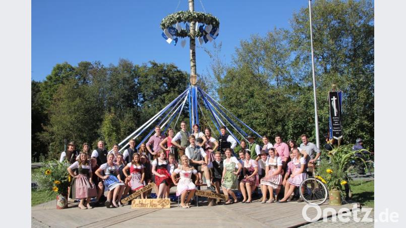 Vor dem „Kirwatanz“ stellten sich die 18 Kirwapaare am Kirwasonntag zum Erinnerungsbild unter den Kirwabaum, den sie schon am Samstag aufgestellt hatten. Bild: frd