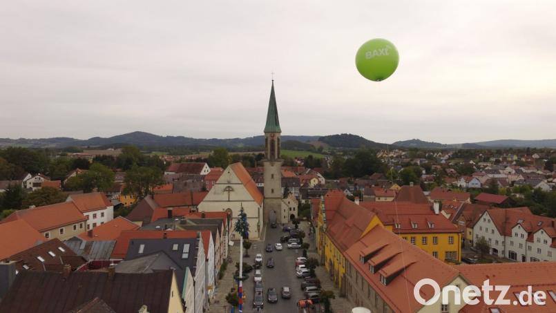 Die Haltestellen für das Baxi sind am Montagmorgen mit Heißluftballons gekennzeichnet. In etwa 30 Metern Höhe schweben insgesamt 71 davon in der Luft. Bild: exb