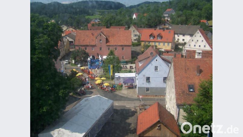 Die Hüpfburg steht nur beim Dorffest vor dem Gasthaus Pillhofer. Aus dieser Perspektive ist der prägende Bau am Dorfplatz in Eschenfelden nur vom Turm der Corpus-Christi-Kirche aus zu sehen. Bild: rrd