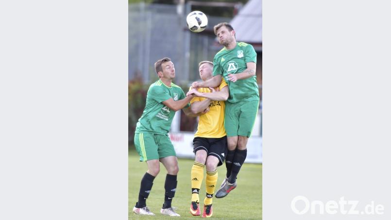 Die Köferinger Innenverteidiger Maximilian Hirsch (links) und Dominik Hösl (rechts) nehmen den Theuerner Ehren-Torschützen Michael Weiser (Mitte) beim Kopfbalduell in die Zange
Bild: Ziegler Bild: Ziegler
