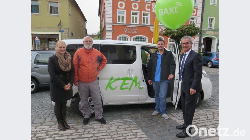 Bürgermeister Werner Nickl, Fahrer Stefan Baier (von rechts) und Inhaberin Stefanie Baier (links) begrüßten den ersten Fahrgast Manfred Spiegler (Zweiter von links). Bild: jzk