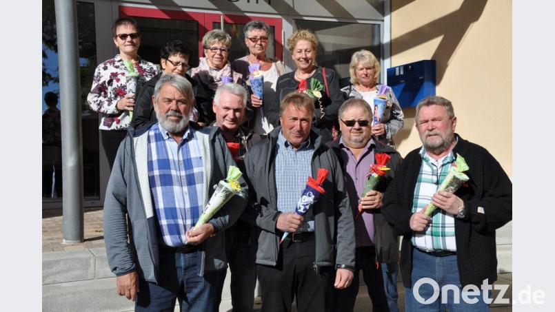 Aus Spaß bringen die ehemaligen Kassenkameraden eine Schultüte mit zum Treffen nach Kulmain. Bild: ak