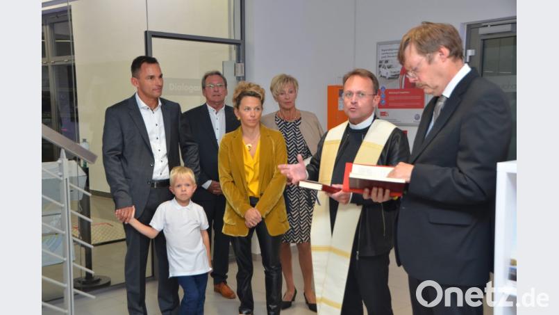 Die Familie Dobner mit Firmenchef Peter, Seniorchef Karl und deren Ehefrauen Sabine und Karola verfolgen die kirchliche Segnungszeremonie mit Dekan Alexander Hösl und Pfarrer Volker Wappmann (von links). Auch Peter Dobners Patenkind Ludwig war mit von der Partie. Bild: dob