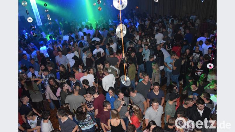 Ziemlich eng geht es im großen Saal der Stadthalle zu. Begeistert feiern die Gäste der 70er-,80er-, 90er-, 2000er-Party miteinander. Bild: fla