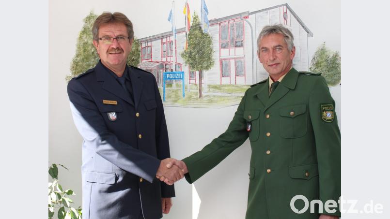 Ein solches Bild gehört nun endgültig der Geschichte an. Mit Polizeioberkommissar Günther Kellner verabschiedete sich der letzte bayerische Polizeibeamte in Grün. Ab Montag sind alle 33.000 Beamten in Blau unterwegs. Dienststellenleiter Martin Zehent (links) wünschte ihm alles Gute für den Ruhestand. Bild: dob