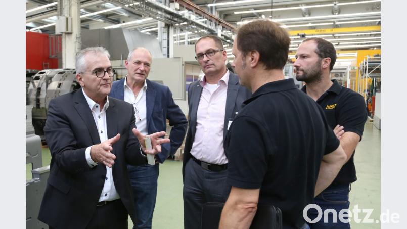 Alfred Koch (von links), bisheriger Standortleiter von Siemens, Helmut Kellner, Leiter des Mechanikzentrums bei Siemens, und Hubert Schug, Betriebsleiter der Firma Lippert, mit seinen Abteilungsleitern bei einem Rundgang durch den Siemens-Betrieb. Bild: hwk