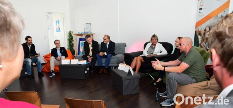 In der Runde sprechen Experten über die digitale Zukunft (von links): Philipp Ramin (hielt Impulsvortrag), Karlheinz Brandelik (Wirtschaftsförderung), Johann Schmalzl (IHK Regensburg), Andrea Klug (OTH), Susan Kröber (Witt-Gruppe) und Unternehmer Christian Hubmann. Bild: Petra Hartl