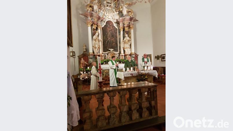 Unter anderem um menschenwürdige Arbeit geht es in dem Gottesdienst, den (von links) Pater Markus Flasinski, Pfarrer Peter Kant und Pater Stefan Matula zur Eröffnung des Programmes 2018/2019 des KAB-Kreisverbandes Pegnitz in der Wallfahrtskirche Weißenbrunn feiern. Bild: exb