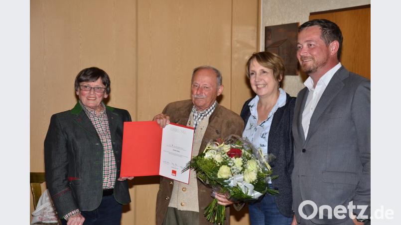 Hans Zeug freut sich riesig über die Ehrung für seine 50-jährige Mitgliedschaft in der SPD, wozu Ortsvorsitzende Irmgard Bótha (links) zusammen mit den Abgeordneten Uli Grötsch und Annette Karl (von rechts) gratuliert. Bild: fjo
