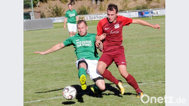 Waldershofs Niklas Foti (rechts) lieferte sich mit Thomas Theipelke von der SG Griesbach/Großkonreuth beherzte Zweikämpfe. Bild: heh