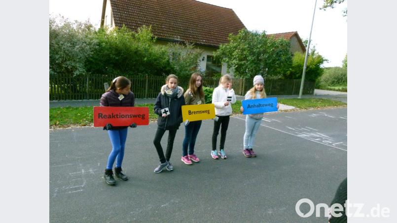 Eine wichtige &quot;Formel&quot; für den Straßenverkehr erarbeiten die Schüler der fünften Klassen des Gymnasiums. Bild: rn