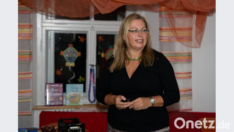 Christa Gabel referiert im Evangelischen Kindergarten Regenbogen in Erbendorf. Bild: Roland Wellenhöfer