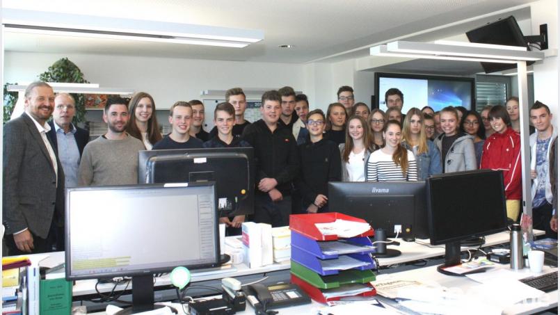 Stellvertretender Chefredakteur Kai Gohlke (links) zeigte Schulleiter Ludwig Pfeiffer und Oberstufenkoordinator Stephan Sturm sowie den jungen Gästen vom Gymnasium die Redaktionen im Weidener Verlagsgebäude. Bild: lg