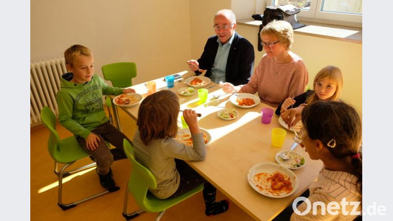 Bürgermeister und Schulverbandsvorsitzender Albert Nickl und Rektorin Gabriele Bodner setzen sich als Essenstester unters Kindervolk. Bild: do