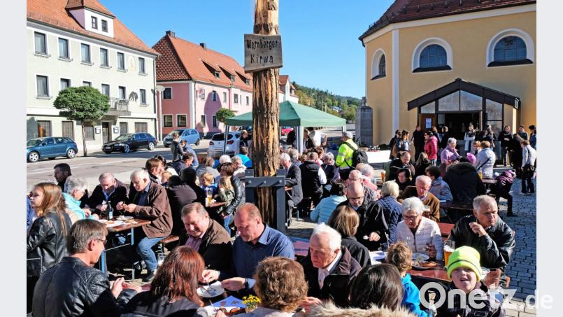 Bei sonnigem Wetter blieben nach dem Gottesdienst viele Besucher zum Weißwurstessen und zur Unterhaltung auf dem Marktplatz. Bild: twi
