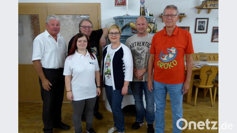 Sie freuten sich über eine gelungene Vorstellung: (von links) Stadtrat Hans Forster, Vorsitzende und Kabarettistin Sandy Klughardt, Kabarettist Klaus Hartung, Vorsitzende Sabine Zenger, Vorsitzender Michael Weiß und Kabarettist Manfred Messner. Bild: fsb